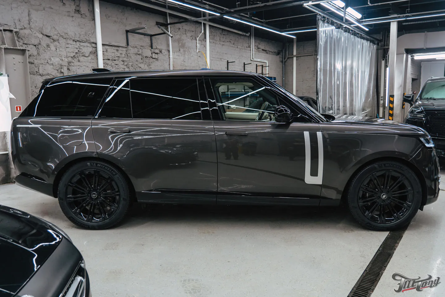 Новые кованые диски и фирменный шиномонтаж на стендах Hunter для Range Rover Long